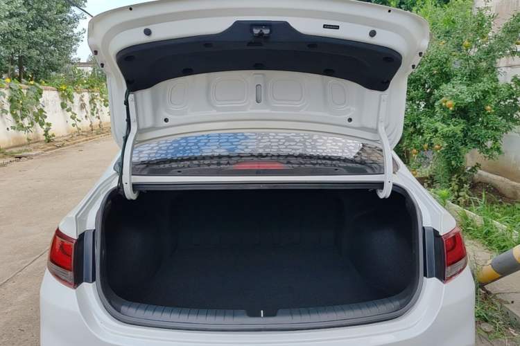 Used Hyundai Celesta 2018 1.6L Automatic GL Enjoyment Edition China VI compliant Trunk