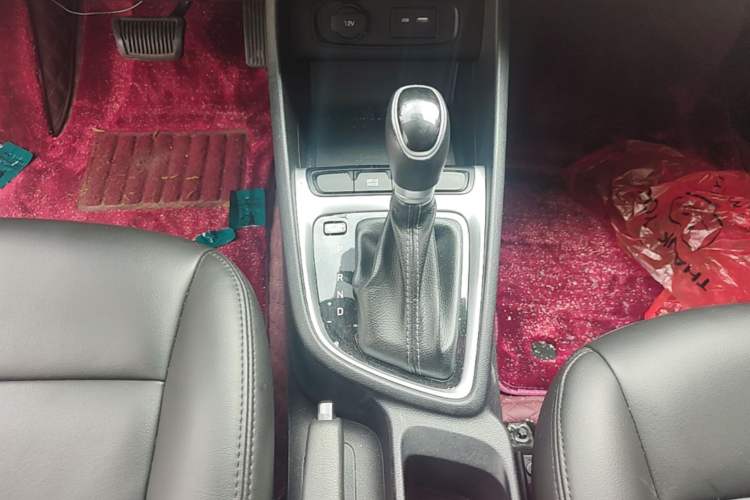 Used Hyundai Celesta 2020 1.6L Automatic GL Enjoyable Edition Gear Lever