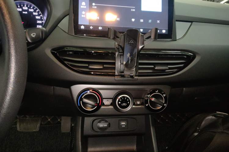 Used Hyundai Celesta 2020 1.6L Automatic GL Enjoyable Edition Audio And AC Panel
