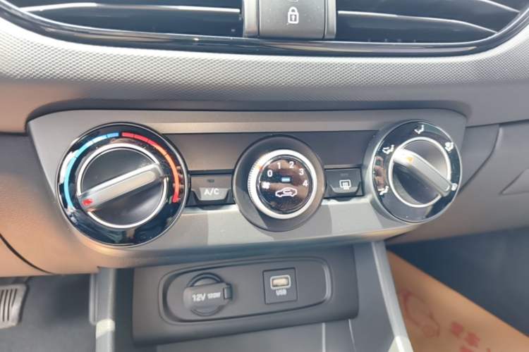 Used Hyundai Celesta 2020 1.6L Automatic GL Enjoyable Edition Audio And AC Panel