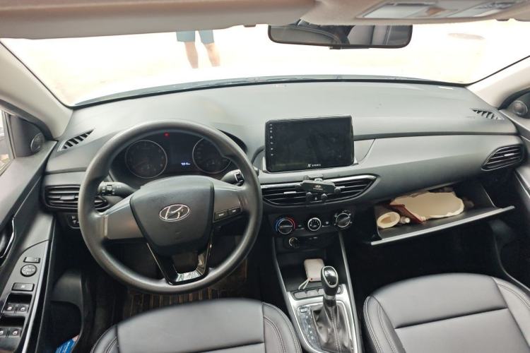 Used Hyundai Celesta 2020 1.6L Automatic GL Enjoyable Edition Center Console
