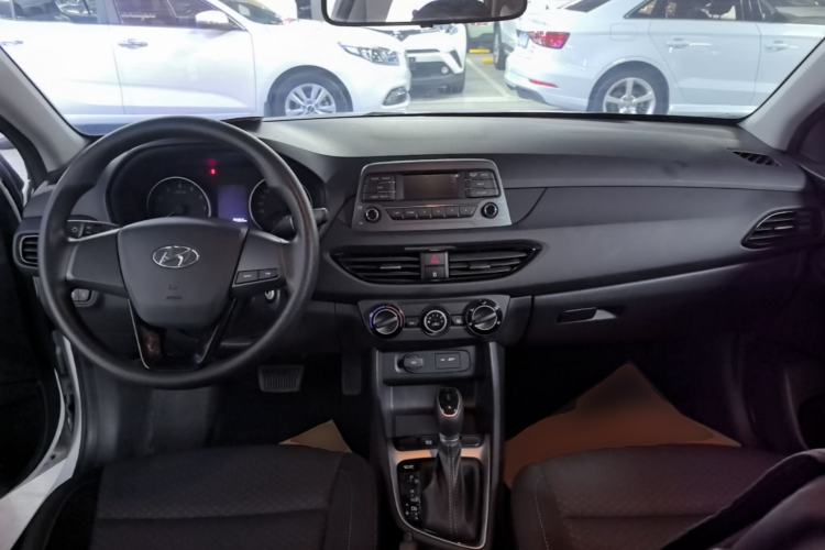 Used Hyundai Celesta 2020 1.6L Automatic GL Enjoyable Edition Center Console