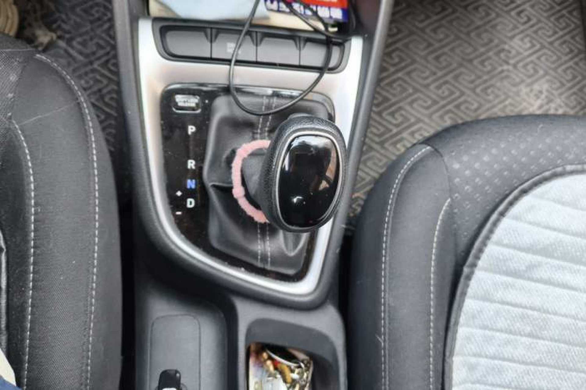 Used Hyundai Celesta 2020 1.6L Automatic GL Enjoyable Edition Gear Lever