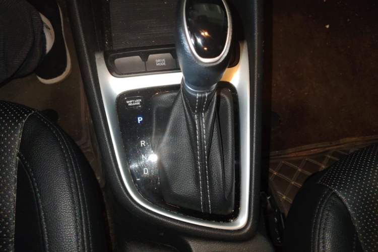 Used Hyundai Celesta 2020 1.6L Automatic GL Enjoyable Edition Gear Lever