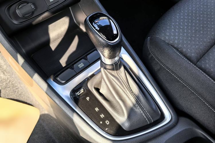 Used Hyundai Celesta 2020 1.6L Automatic GL Enjoyable Edition Gear Lever