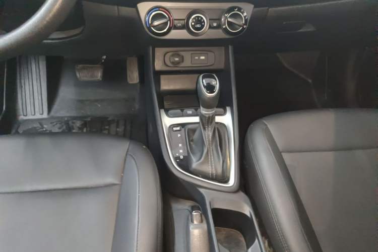 Used Hyundai Celesta 2020 1.6L Automatic GL Enjoyable Edition Gear Lever