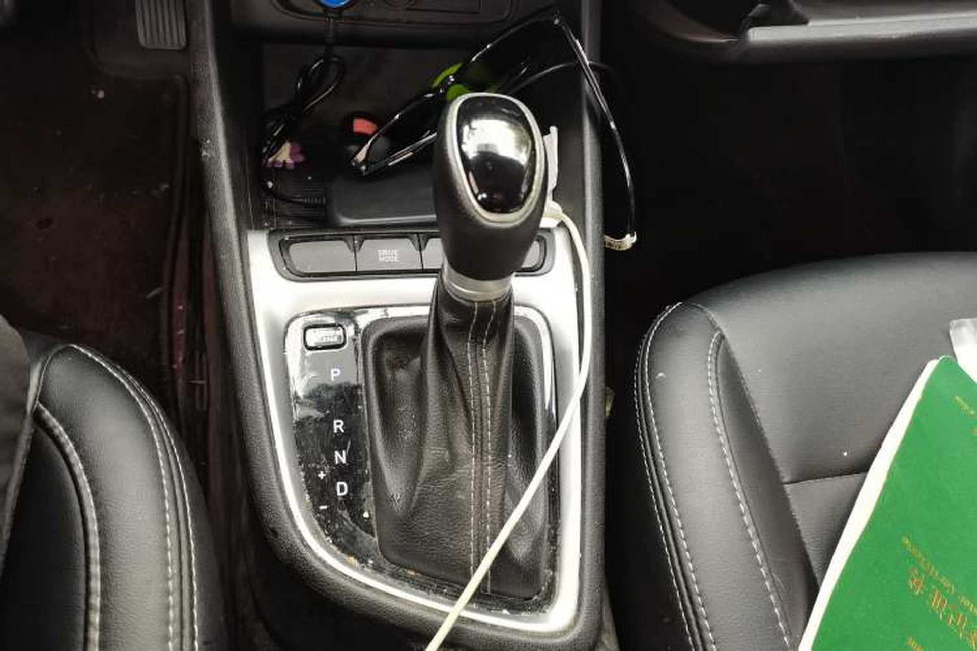 Used Hyundai Celesta 2020 1.6L Automatic GL Enjoyable Edition Gear Lever
