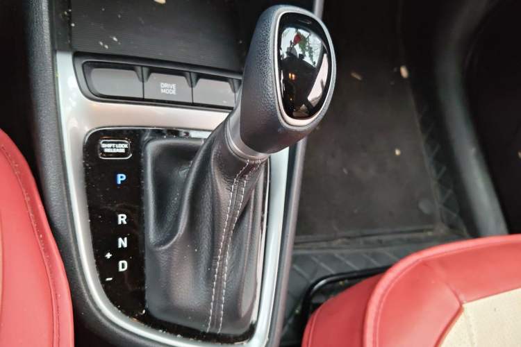 Used Hyundai Celesta 2020 1.6L Automatic GL Enjoyable Edition Gear Lever