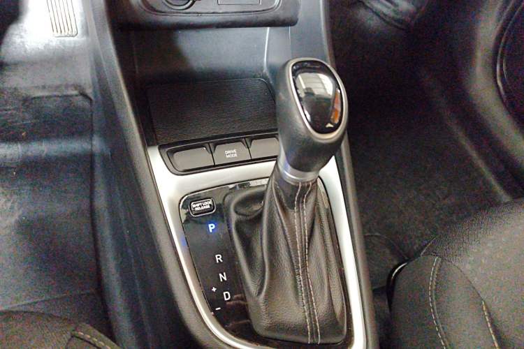 Used Hyundai Celesta 2020 1.6L Automatic GL Enjoyable Edition Gear Lever
