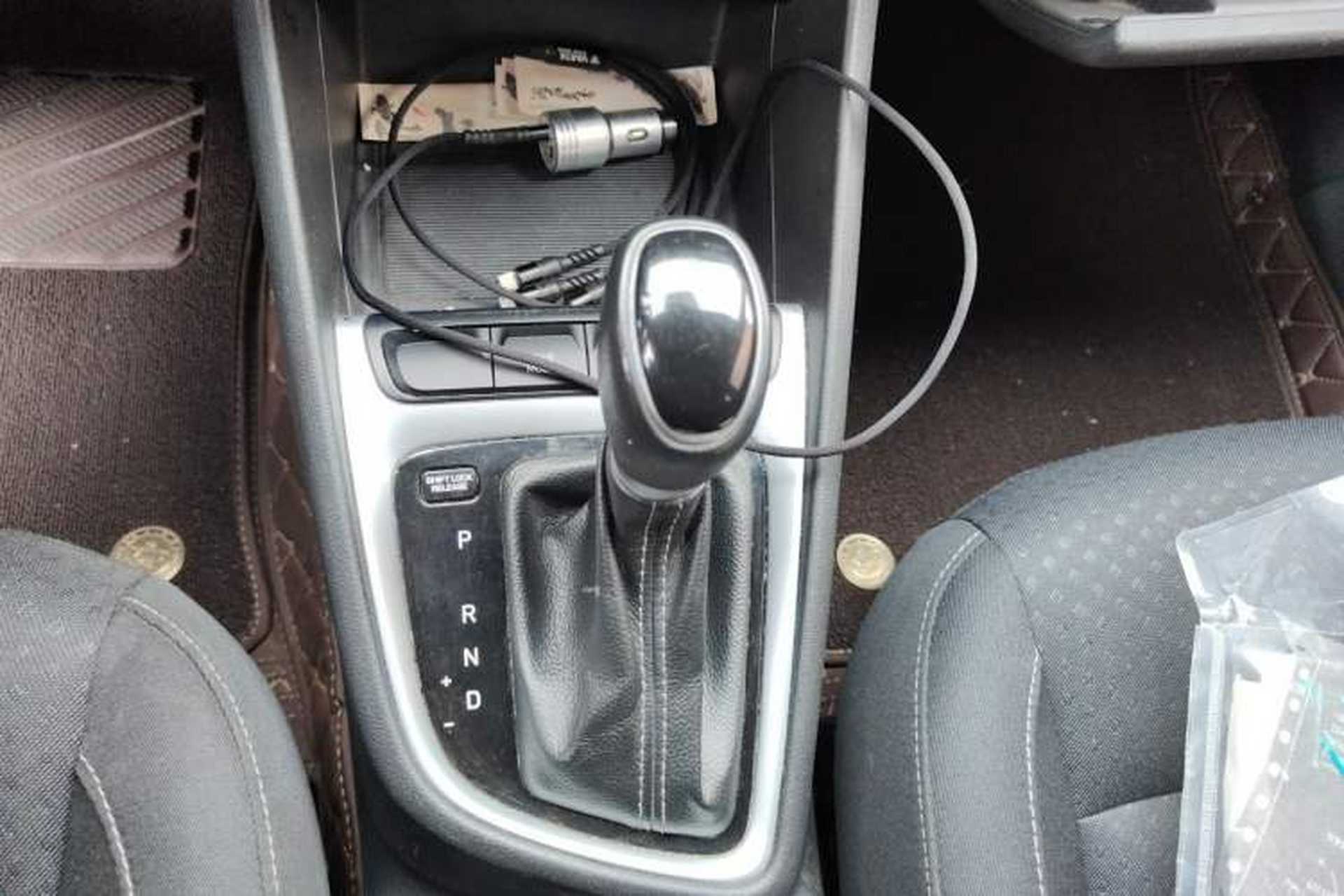 Used Hyundai Celesta 2020 1.6L Automatic GL Enjoyable Edition Gear Lever