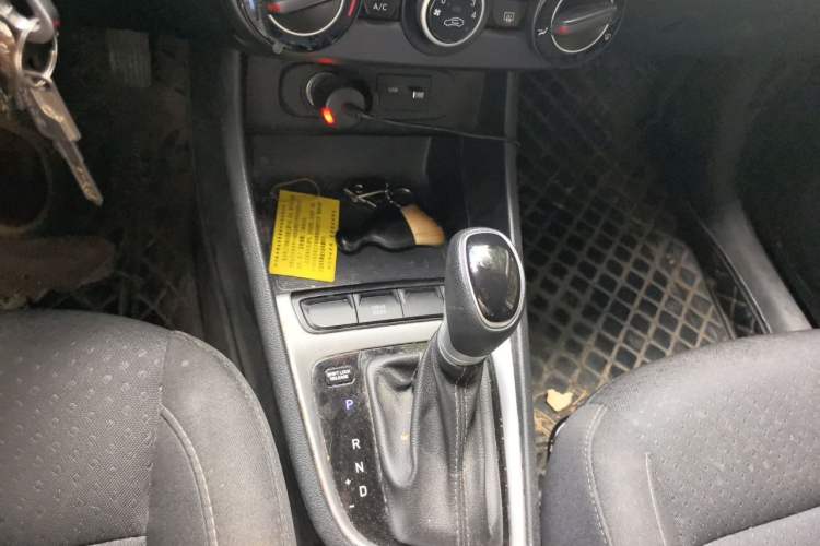 Used Hyundai Celesta 2020 1.6L Automatic GL Enjoyable Edition Gear Lever