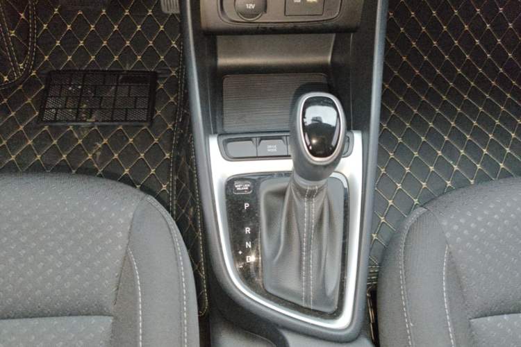 Used Hyundai Celesta 2020 1.6L Automatic GL Enjoyable Edition Gear Lever