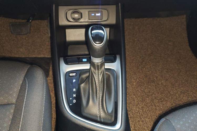 Used Hyundai Celesta 2020 1.6L Automatic GL Enjoyable Edition Gear Lever