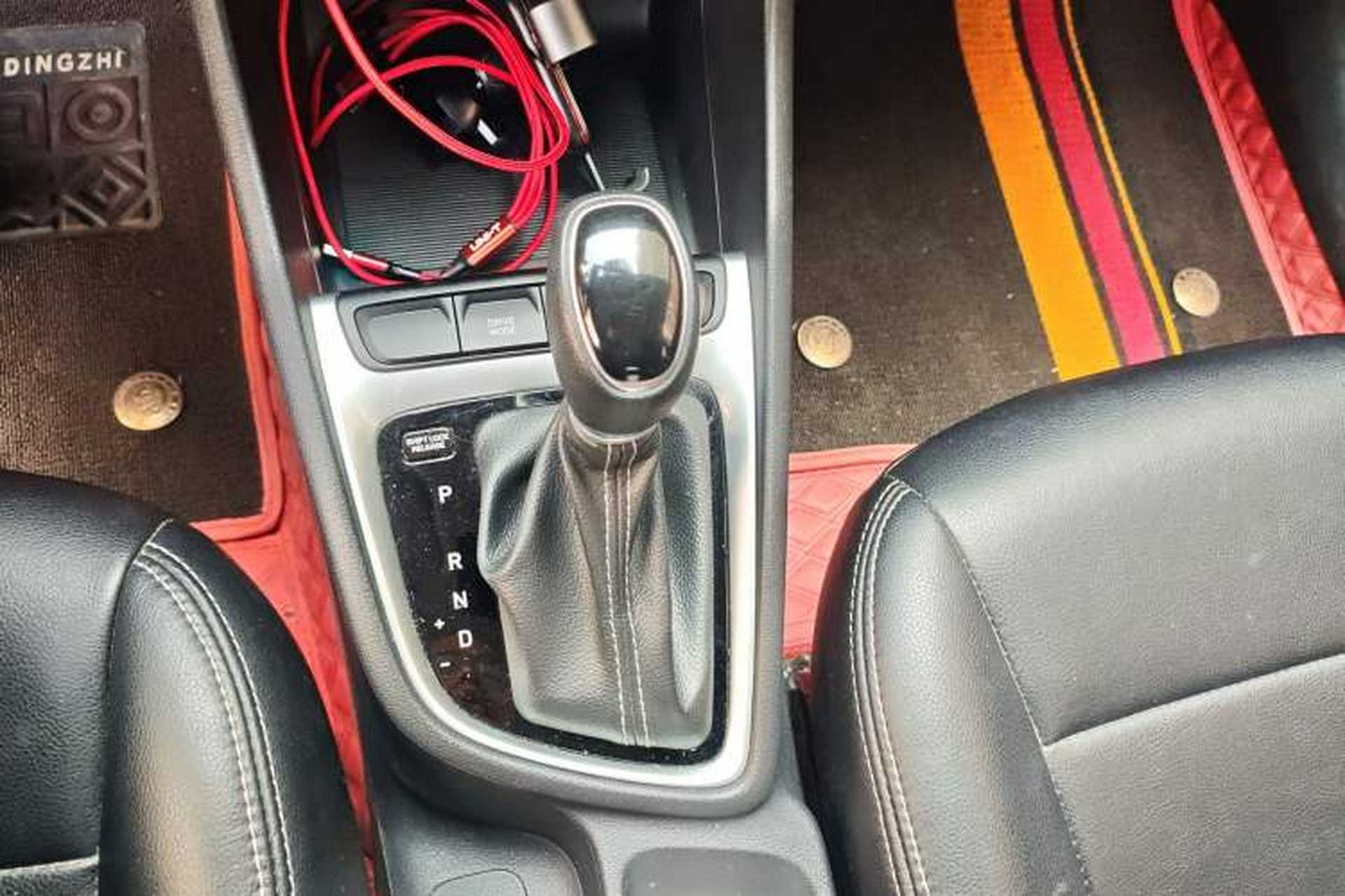 Used Hyundai Celesta 2020 1.6L Automatic GL Enjoyable Edition Gear Lever