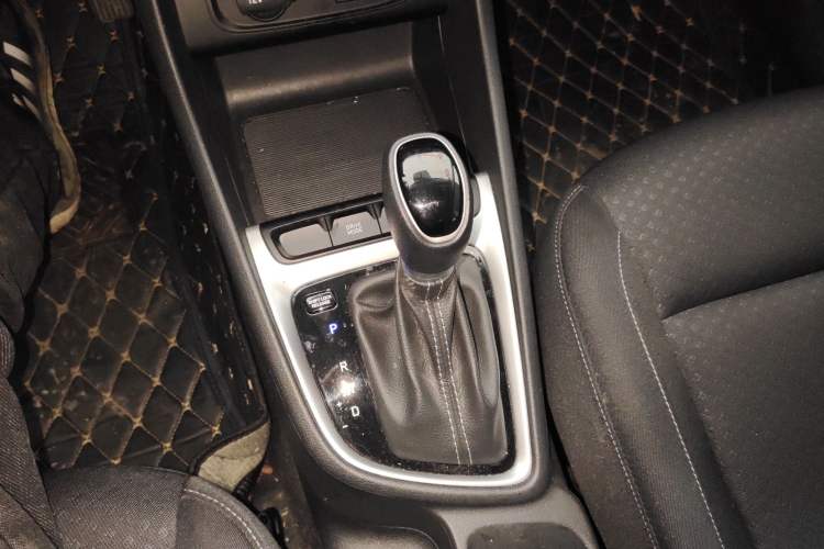 Used Hyundai Celesta 2020 1.6L Automatic GL Enjoyable Edition Gear Lever