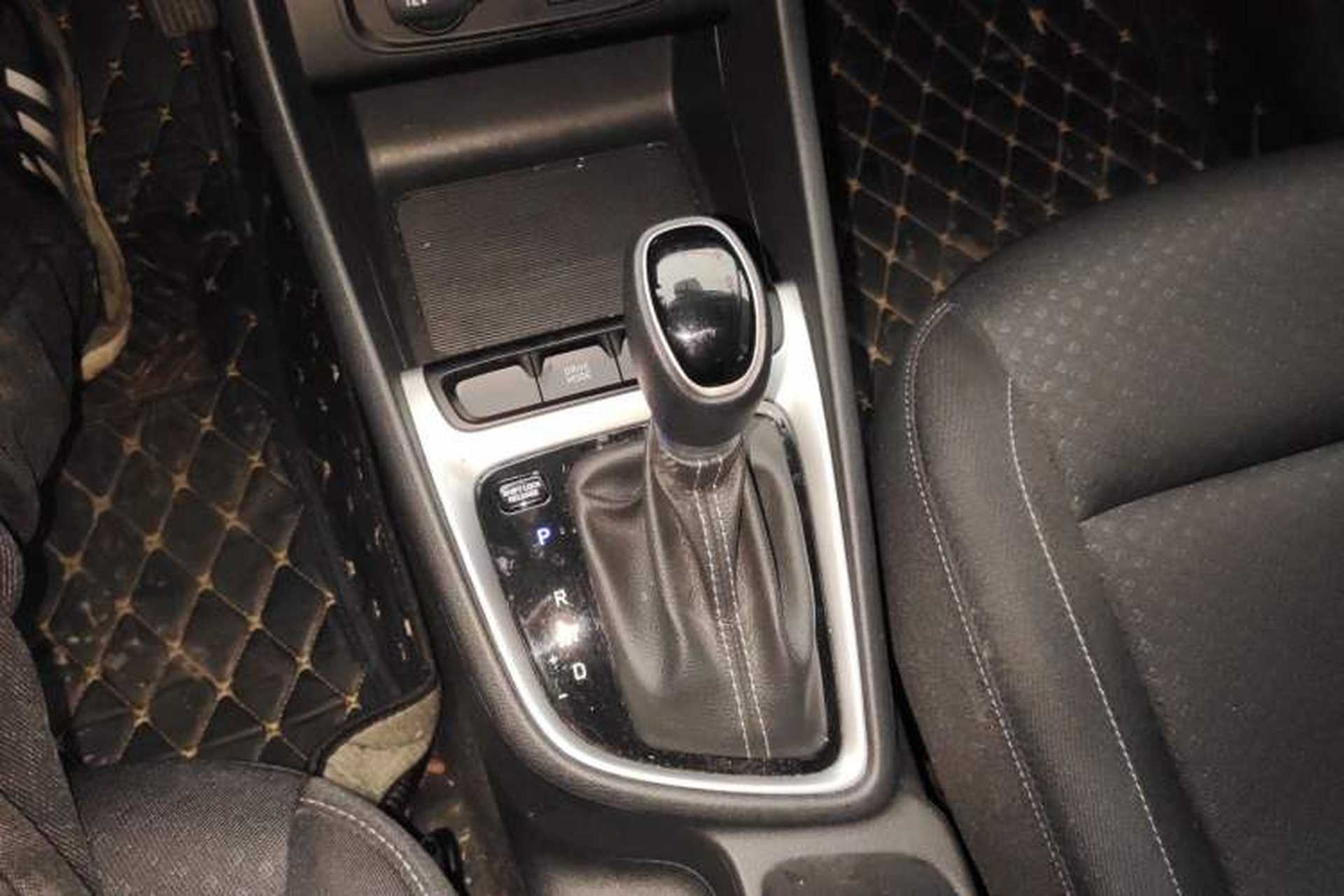 Used Hyundai Celesta 2020 1.6L Automatic GL Enjoyable Edition Gear Lever