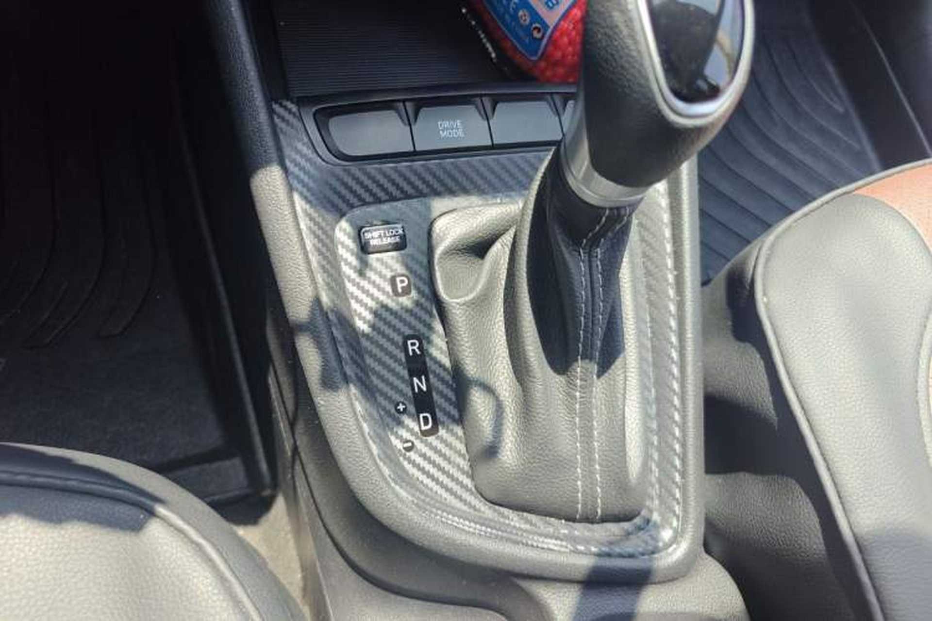 Used Hyundai Celesta 2020 1.6L Automatic GL Enjoyable Edition Gear Lever