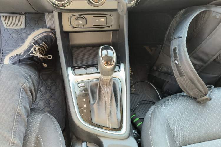 Used Hyundai Celesta 2020 1.6L Automatic GL Enjoyable Edition Gear Lever