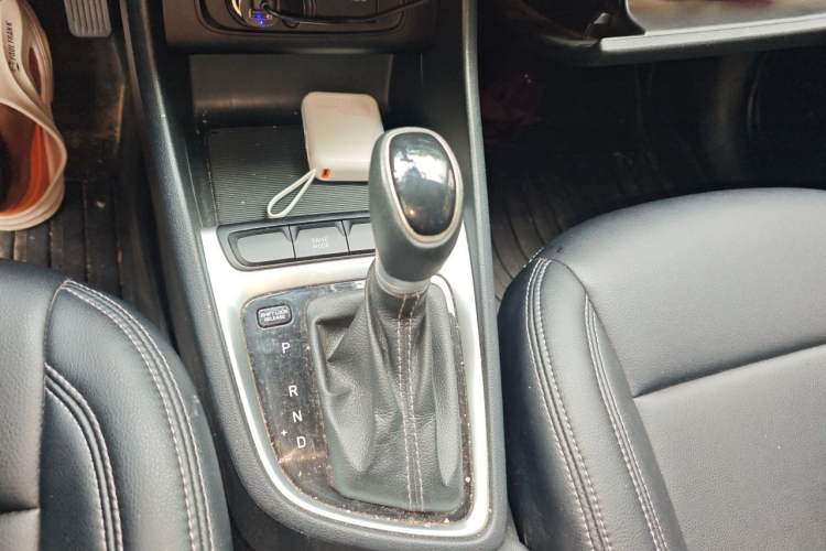 Used Hyundai Celesta 2020 1.6L Automatic GL Enjoyable Edition Gear Lever