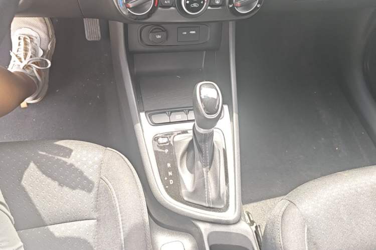 Used Hyundai Celesta 2020 1.6L Automatic GL Enjoyable Edition Gear Lever