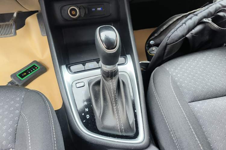Used Hyundai Celesta 2020 1.6L Automatic GL Enjoyable Edition Gear Lever