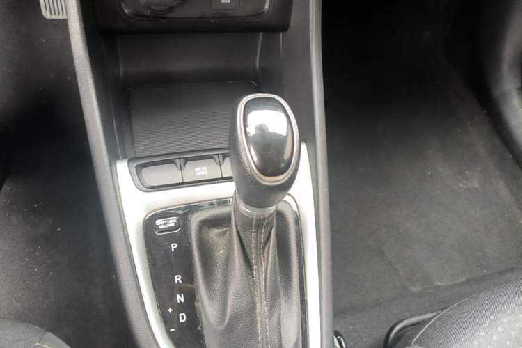 Used Hyundai Celesta 2020 1.6L Automatic GL Enjoyable Edition Gear Lever