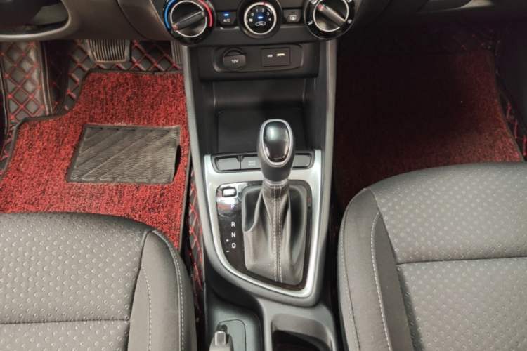 Used Hyundai Celesta 2020 1.6L Automatic GL Enjoyable Edition Gear Lever