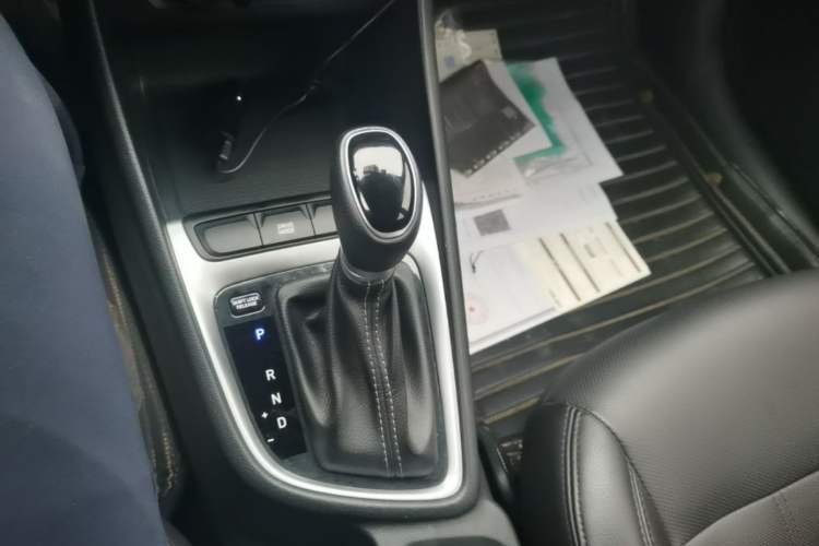 Used Hyundai Celesta 2020 1.6L Automatic GL Enjoyable Edition Gear Lever