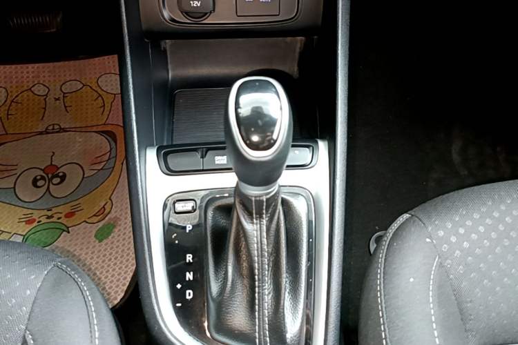 Used Hyundai Celesta 2020 1.6L Automatic GL Enjoyable Edition Gear Lever