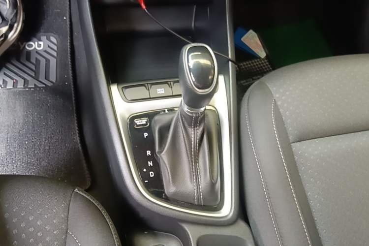 Used Hyundai Celesta 2020 1.6L Automatic GL Enjoyable Edition Gear Lever