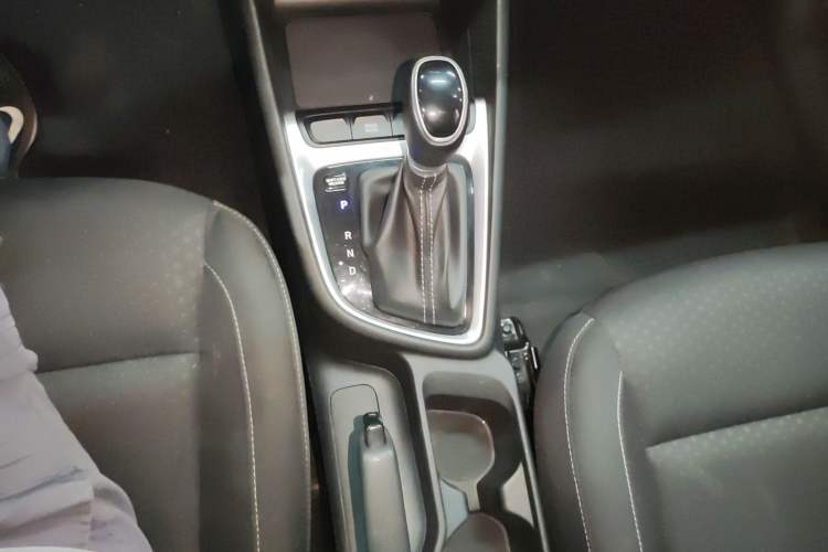 Used Hyundai Celesta 2020 1.6L Automatic GL Enjoyable Edition Gear Lever
