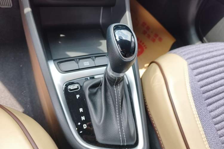 Used Hyundai Celesta 2020 1.6L Automatic GL Enjoyable Edition Gear Lever