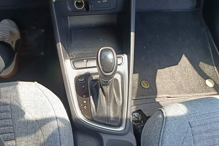 Used Hyundai Celesta 2020 1.6L Automatic GL Enjoyable Edition Gear Lever