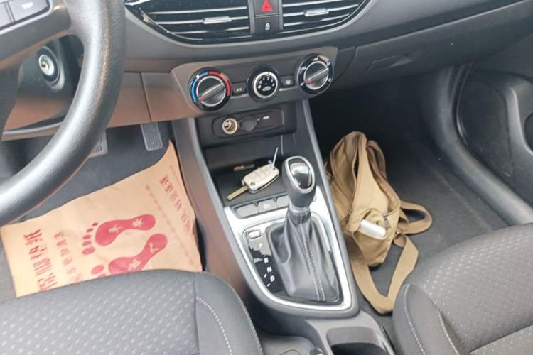 Used Hyundai Celesta 2020 1.6L Automatic GL Enjoyable Edition Gear Lever