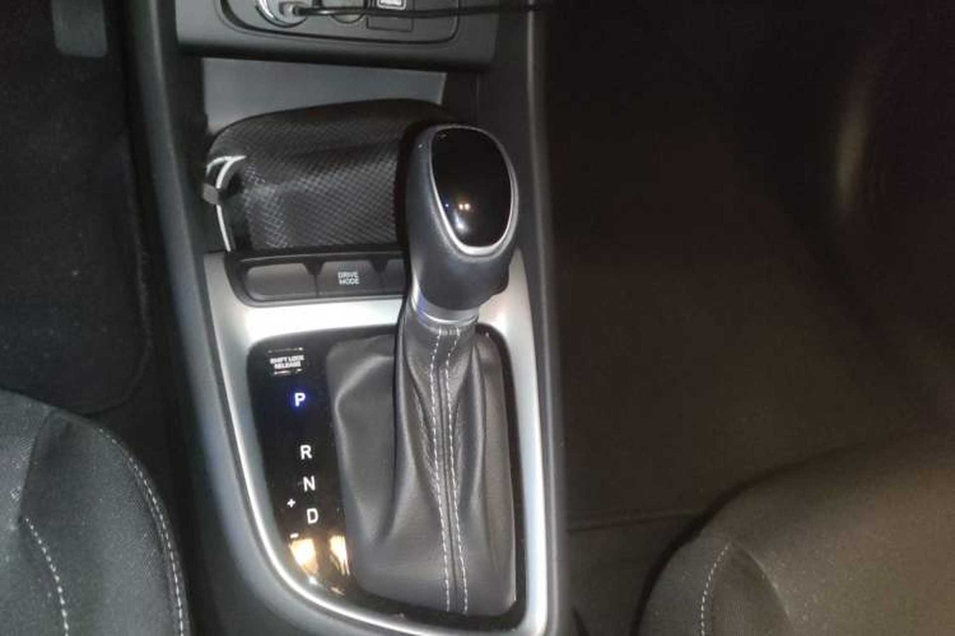 Used Hyundai Celesta 2020 1.6L Automatic GL Enjoyable Edition Gear Lever