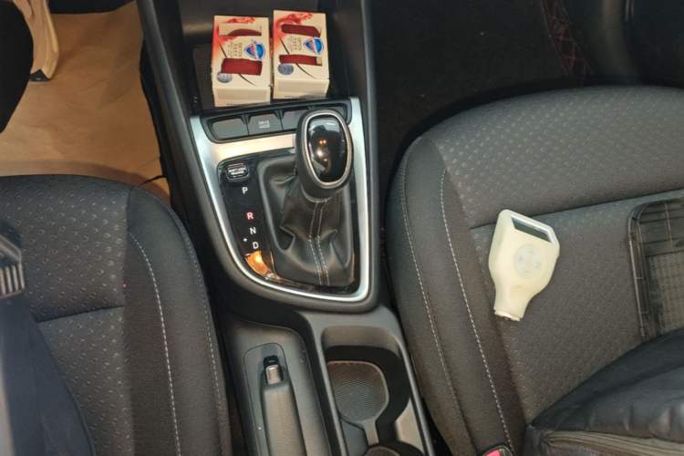Used Hyundai Celesta 2020 1.6L Automatic GL Enjoyable Edition Gear Lever