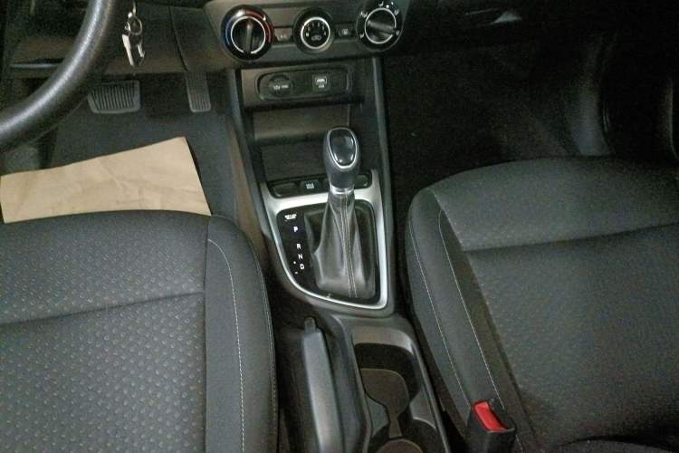 Used Hyundai Celesta 2020 1.6L Automatic GL Enjoyable Edition Gear Lever
