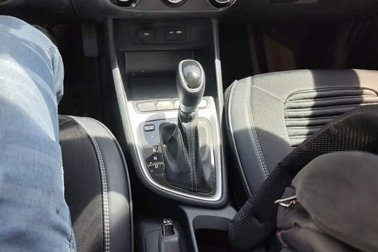 Used Hyundai Celesta 2020 1.6L Automatic GL Enjoyable Edition Gear Lever