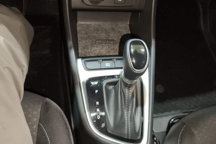 Used Hyundai Celesta 2020 1.6L Automatic GL Enjoyable Edition Gear Lever