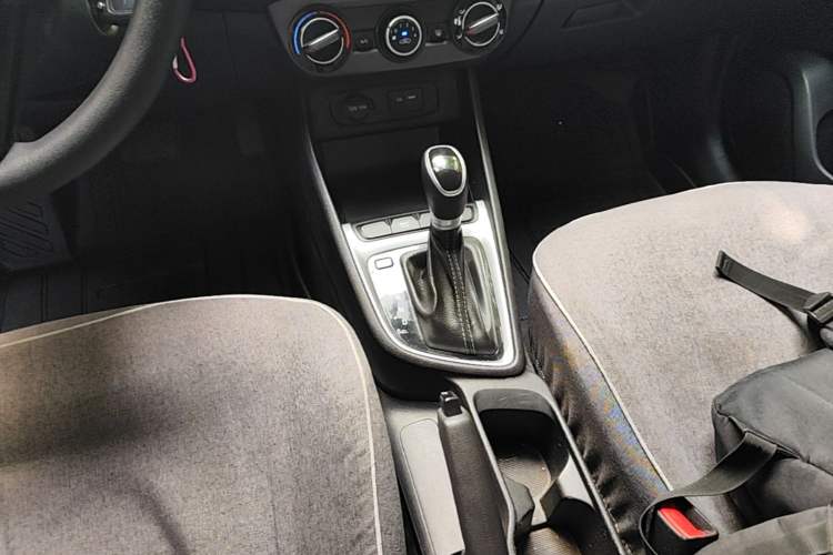 Used Hyundai Celesta 2020 1.6L Automatic GL Enjoyable Edition Gear Lever