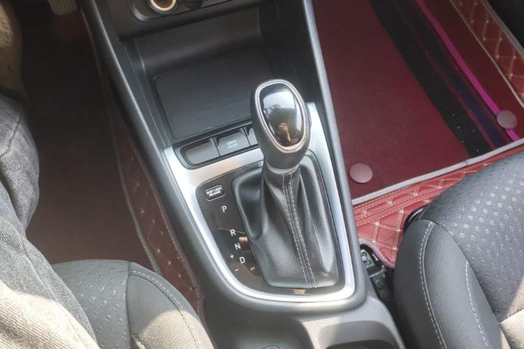 Used Hyundai Celesta 2020 1.6L Automatic GL Enjoyable Edition Gear Lever