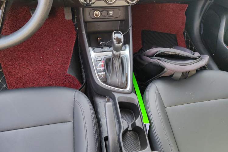Used Hyundai Celesta 2020 1.6L Automatic GL Enjoyable Edition Gear Lever