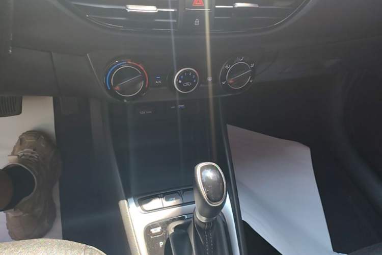 Used Hyundai Celesta 2020 1.6L Automatic GL Enjoyable Edition Gear Lever