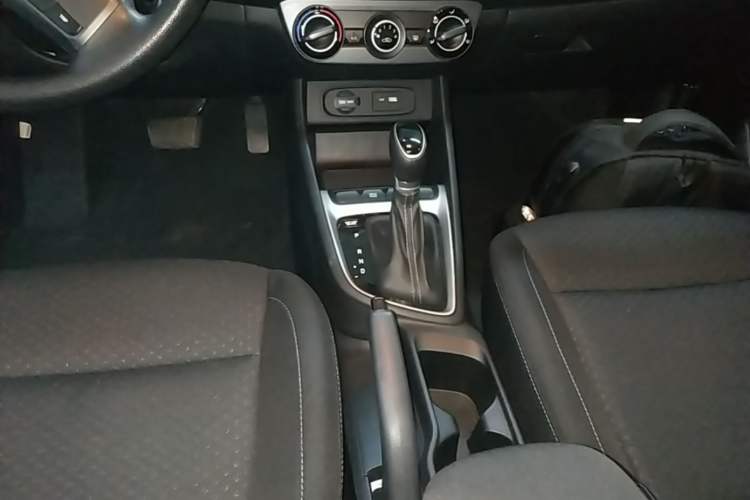 Used Hyundai Celesta 2020 1.6L Automatic GL Enjoyable Edition Gear Lever