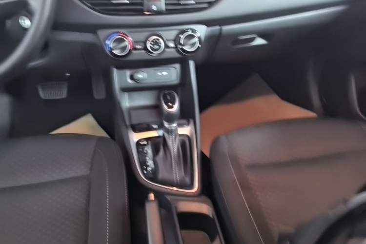 Used Hyundai Celesta 2020 1.6L Automatic GL Enjoyable Edition Gear Lever