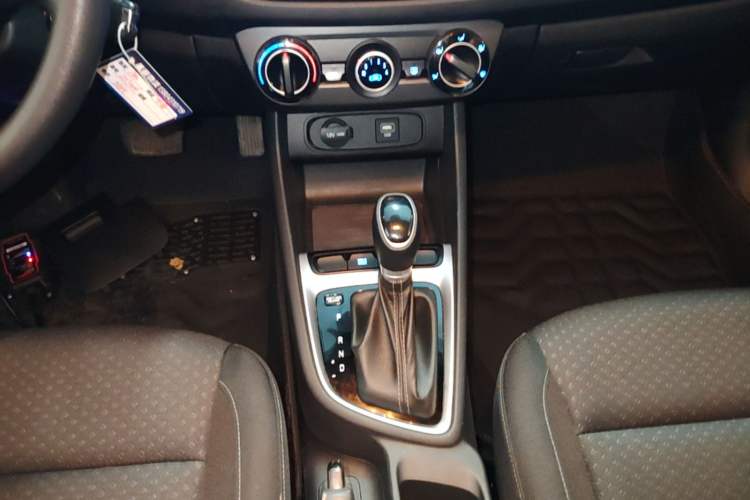 Used Hyundai Celesta 2020 1.6L Automatic GL Enjoyable Edition Gear Lever
