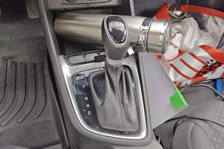 Used Hyundai Celesta 2020 1.6L Automatic GL Enjoyable Edition Gear Lever