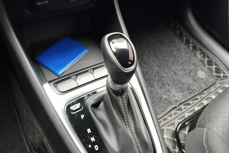 Used Hyundai Celesta 2020 1.6L Automatic GL Enjoyable Edition Gear Lever