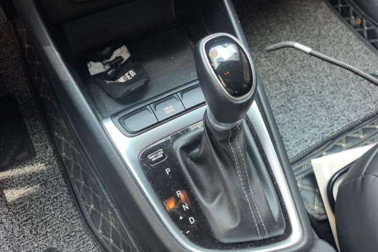 Used Hyundai Celesta 2020 1.6L Automatic GL Enjoyable Edition Gear Lever