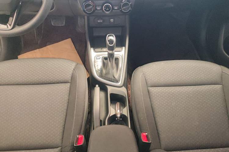 Used Hyundai Celesta 2020 1.6L Automatic GL Enjoyable Edition Gear Lever